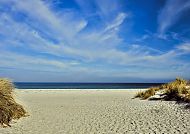 Ostsee, Weißer Sandstrand und blauer Himmel auf Usedom.