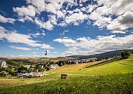 Oberwiesenthal, Idyllische Landschaft in Oberwiesenthal mit weitem Himmel und Hügeln.