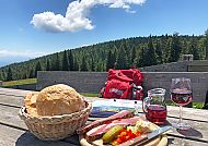 jause, Jause mit Wein und Brot vor malerischer Südtiroler Bergkulisse.