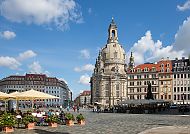 Dresden mit Frauenkirche, Frauenkirche Dresden vor blauem Himmel, umgeben von Altstadt.