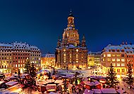 Dresden Advent, Dresdner Weihnachtsmarkt bei Nacht vor der Frauenkirche.