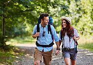 Paar beim Wandern, Paar genießt Wanderung in grüner Natur bei Oberwiesenthal.