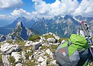 Bergpanorama der Zugspitze mit Rucksack und Wanderstöcken.