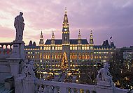 Wien, Christkindlmarkt, Wiener Rathaus bei Dämmerung, festlich beleuchtet im Advent.