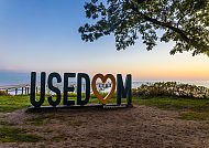 Usedom-Aufsteller mit Herz, Usedom-Aufsteller mit Herz bei Sonnenuntergang, Ostseebad Koserow.