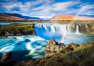 Spektakuläre Natur, Spektakulärer Wasserfall mit Regenbogen in Islands Naturparadies.