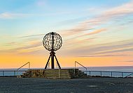 Ausflugstipp: Nordkap, Nordkap-Globus bei Sonnenuntergang, spektakuläre Aussicht.