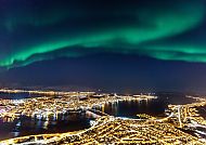 Stadt Tromso (Route 2), Nordlichter über der Stadt Tromsø, leuchtende Nachtansicht.