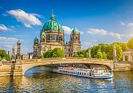 Berlin, Berliner Dom und Spree unter blauem Himmel.