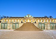 Schloss Sanssouci, Schloss Sanssouci unter strahlend blauem Himmel.