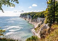 Rügen, Kreidefelsen auf Rügen, umgeben von blauem Meer und grüner Natur.