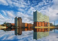 Hamburg, Elbphilharmonie spiegelt sich im Wasser, Hamburgs architektonisches Juwel.