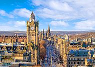 Edinburgh (Route 1), Blick über Edinburgh mit der markanten Skyline und dem Uhrturm.