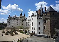 Nantes, Schloss der Herzöge der Bretagne in Nantes bei strahlendem Himmel.