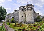 Angers, Schloss Angers mit prächtigem Garten unter blauem Himmel.