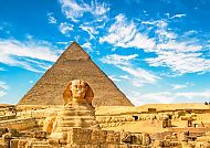 Sphinx und Pyramide von Gizeh unter klarem, blauem Himmel.