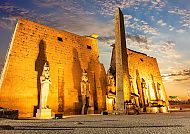 Beleuchteter Luxor-Tempel bei Sonnenuntergang, majestätisch und ruhig.