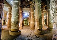 Antike Tempelsäulen im Sethos Tempel, mystische Atmosphäre.