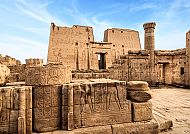 Alter Tempel mit Hieroglyphen unter klarem Himmel.