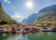 Dorf am Fjord mit Bergen und Sonnenschein, idyllische Landschaft.