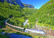Flambahn im Frühling, umgeben von grünen Fjordlandschaften.
