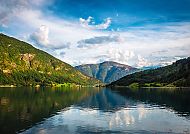 Sognefjord im Frühjahr, umgeben von majestätischen Bergen.