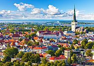 Blick auf die malerische Altstadt von Tallinn mit St. Olafs Kirche.