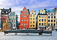 Bunte Häuser in der Altstadt von Stockholm, lebendige Atmosphäre.