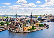 Panoramablick auf Stockholm mit historischen Gebäuden und Wasser.