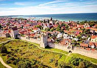 Mittelalterliche Stadtmauer in Visby mit Blick auf die Ostsee.
