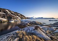 Sommernacht in Ilulissat: Majestätische Eisberge und klare Gewässer.