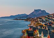 Bunte Häuser in Nuuk mit malerischem Berg- und Küstenblick.