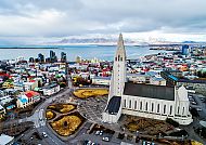 Reykjavik mit Hallgrímskirkja und Blick auf das Meer.