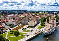 Klaipeda, Klaipeda: Malerische Altstadt und Segelschiff an der Ostsee., Malerische Altstadt von Klaipeda mit Segelschiff im Hafen.
