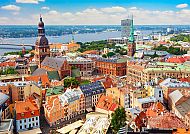 Riga, Blick über die Altstadt von Riga mit historischen Gebäuden., Blick über die Altstadt von Riga mit dem Dom und der Ostsee im Hintergrund.