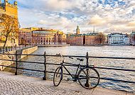 Stockholm, Fahrrad am Ufer in Stockholm bei sonnigem Wetter., Fahrrad am Ufer in Stockholm bei sonnigem Wetter.