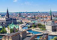 Kopenhagen, Panorama von Kopenhagen mit historischen Gebäuden und Wasserwegen., Blick über Kopenhagen: Historische Architektur und malerische Kanäle.