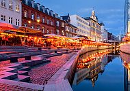 Aarhus, Abendstimmung am Kanal in Aarhus, beleuchtete Uferpromenade.