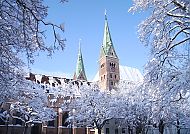 Augsburg Winter, Verschneiter Augsburger Dom im Winter, strahlend unter blauem Himmel.