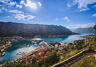 Blick auf die malerische Bucht von Kotor unter blauem Himmel