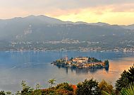 Insel San Giulio im Lago d'Orta bei Sonnenuntergang.