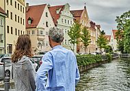 Augsburg_Altstadt_Lechkanäle, Paar genießt die malerischen Lechkanäle in Augsburgs Altstadt., Augsburg Altstadt: Malerische Lechkanäle und historische Gebäude.