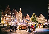 Weihnachtsstadt_Sande, Weihnachtsmarkt in Lüneburg mit festlicher Beleuchtung., Weihnachtsmarkt in Lüneburg mit festlich beleuchteten Ständen.