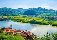 Wachau, Blick auf die malerische Wachau mit Donau und grünen Hügeln.