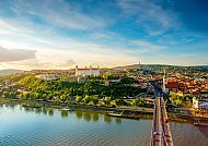 Bratislava, Bratislava-Panorama bei Sonnenuntergang mit Donau und Burg.