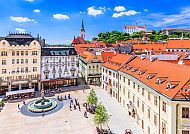 Bratislava, Bratislava Altstadt mit Burg und Martinsturm bei Sonnenschein., Bratislava: Historische Altstadt mit Burg und St.-Martins-Dom.