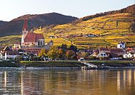 Weißenkirchen, Weißenkirchen in der Wachau mit Weinbergen und Donau im Herbstlicht.