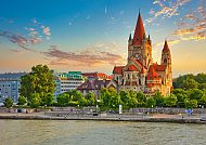 Wien, Mexikoplatz, St. Franziskus Kirche bei Sonnenuntergang, Mexikoplatz, Wien.