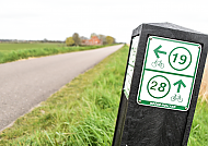 Wegesystem in Holland, Fahrradwegweiser in der idyllischen Landschaft Südhollands.