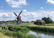 Windmühlen entlang der Vecht, Windmühle an der Vecht, idyllische Landschaft in Südholland., Windmühle an der Vecht, idyllische Landschaft in Südholland.